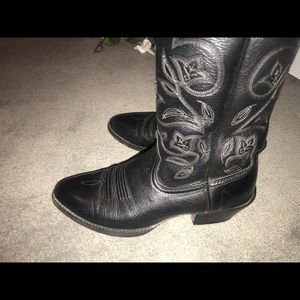 Black ariat cowboy boots!